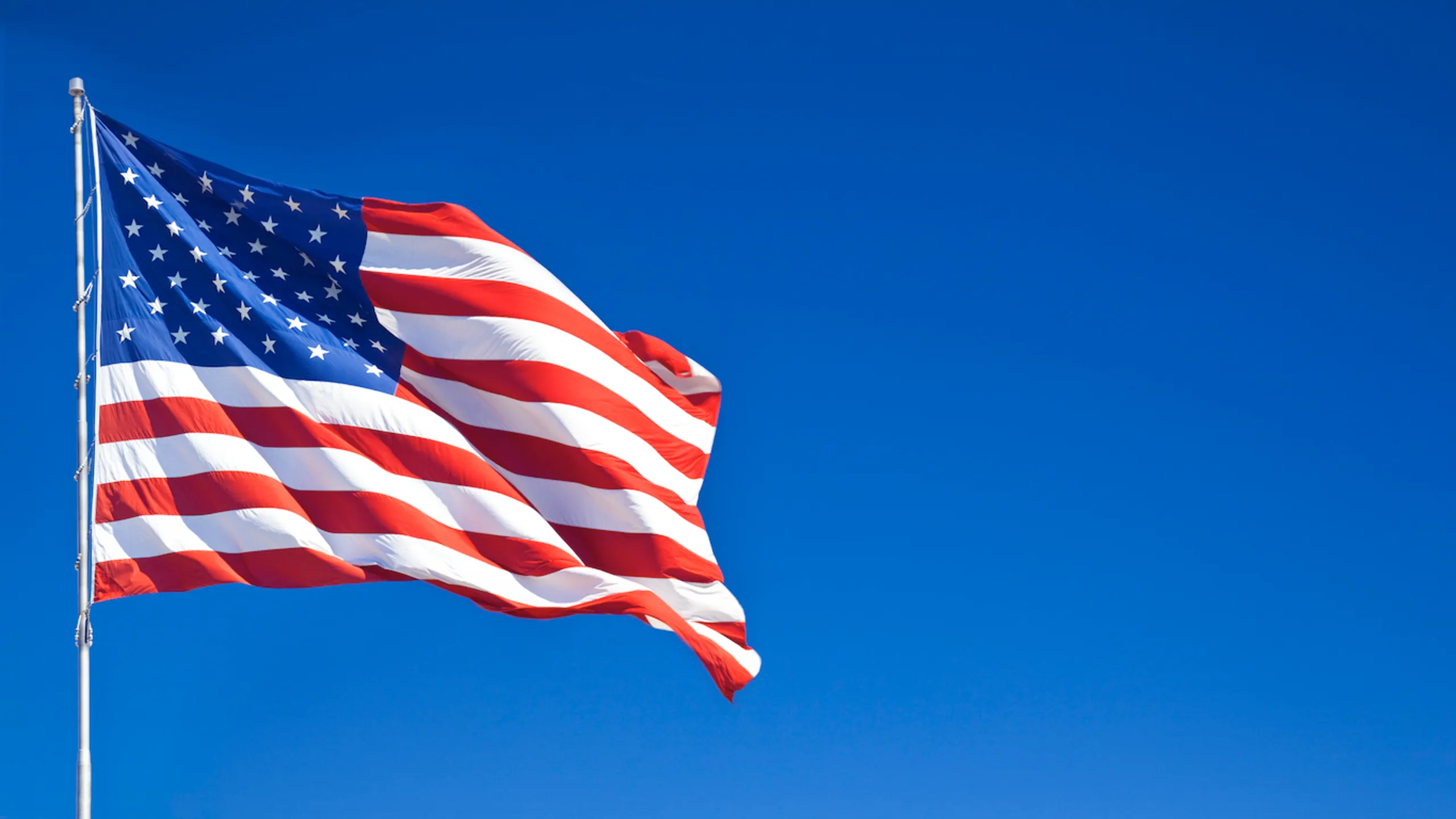 United america. Флаг США. The United States of America флаг. Россия и США. Американский флаг на фоне неба.
